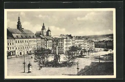 AK Iglau, Gedenksäule und Brunnen vor dem Rathaus auf dem Marktplatz