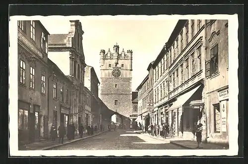 AK Iglau, Passanten am Turm in der Frauengasse