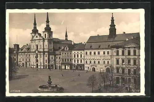 AK Jihlava, Brunnen auf dem Marktplatz mit dem Rathaus