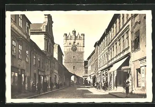 AK Iglau, Frauengasse, Blick zum Turm mit der Durchfahrt