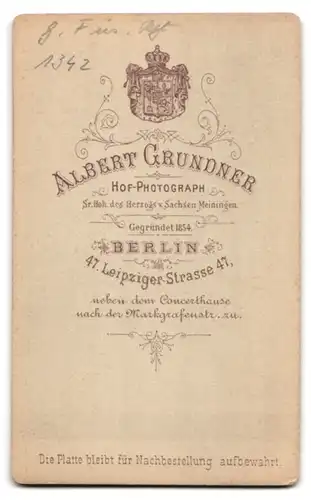 Fotografie Albert Grundner, Berlin, Leipzigerstrasse 47, Soldat im Mantel, Garde Füs. Rgt.