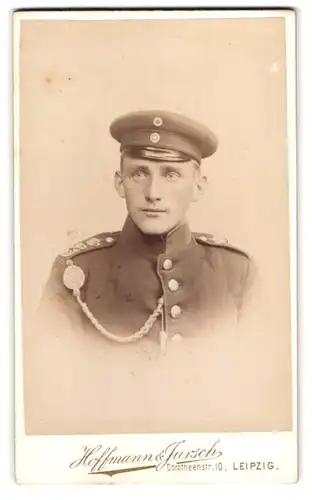 Fotografie Hoffmann & Jursch, Leipzig, Dorotheenstrasse 10, Soldat mit Schützenschnur, Inf. Rgt. 106