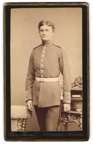 Fotografie Oscar Strensch, Wittenberg, Markt 14, Soldat mit Bajonett und Portepee, Inf. Rgt. 20