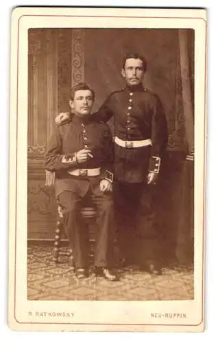 Fotografie R. Ratkowsky, Neuruppin, Präsidenten-Strasse 58, Zwei Soldaten des Inf. Rgt. 24