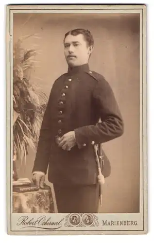 Fotografie Robert Ochernal, Marienberg i. S., Soldat mit Bajonett und Portepee, Inf. Rgt. 103