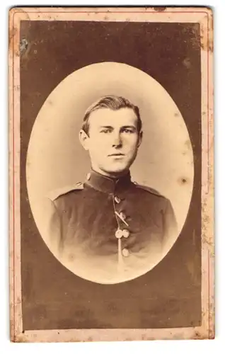 Fotografie W. Seyser, Prenzlau, Königs-Strasse 159, Junger Soldat des Inf. Rgt. 64