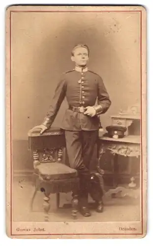 Fotografie Gustav Jobst, Dresden, Ostra Allee 38, Junger Gardesoldat mit Uhrenkette, Inf. Rgt. 100