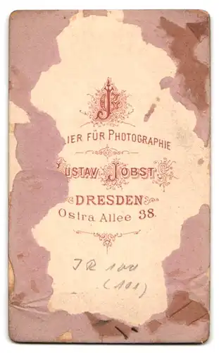 Fotografie Gustav Jobst, Dresden, Ostra Allee 38, Junger Gardesoldat mit Uhrenkette, Inf. Rgt. 100