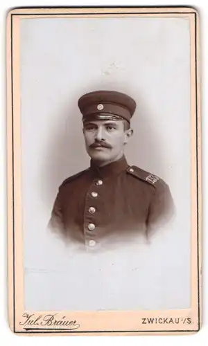 Fotografie Jul. Bräuer, Zwickau i. S., Werdauer-Strasse 28, Soldat mit Schirmmütze, Inf. Rgt. 133