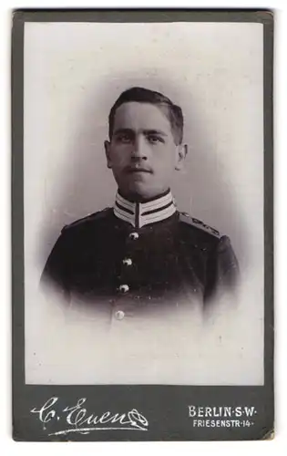 Fotografie C. Euen, Berlin, Friesenstrasse 14, Junger Soldat im Portrait, 4. Garde Gren. Rgt.