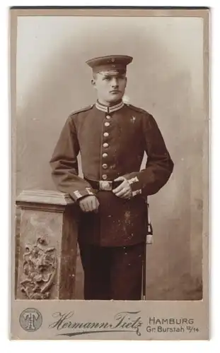 Fotografie Hermann Tietz, Hamburg, Gr. Burstah 12 /14, Junger Gardesoldat mit Bajonett, Inf. Rgt. 123