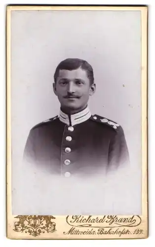 Fotografie Richard Brand, Mittweida, Bahnhofstrasse 137, Soldat mit freundlichen Lächeln, 1. Leib. Gren. Rgt. 100