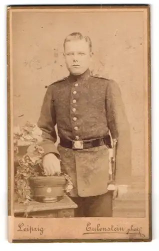 Fotografie Eulenstein, Leipzig, Tauchaer-Strasse 6, Junger Soldat mit Bajonett, Inf. Rgt. 106