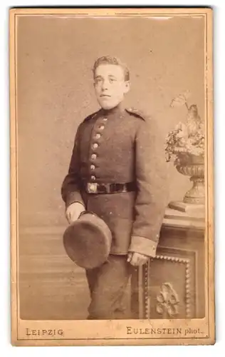 Fotografie Eulenstein, Leipzig, Tauchaer-Strasse 29, Junger Soldat im Portrait, Inf. Rgt. 106