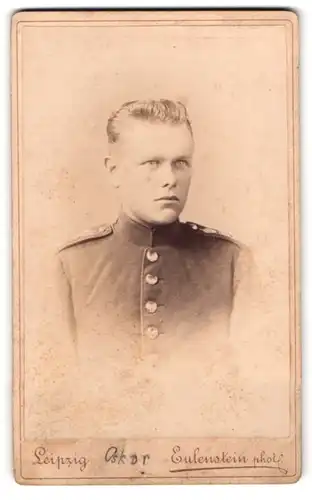 Fotografie Eulenstein, Leipzig, Tauchaer-Strasse 6, Junger Soldat mit pomadisiertem Haar, Inf. Rgt. 106