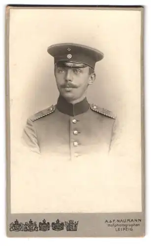 Fotografie A. & F. Naumann, Leipzig, Dorotheenstrasse 6, Einjährig-Freiwilliger mit Schnauzbart, Inf. Rgt. 107