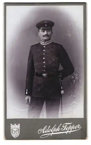 Fotografie Adolph Tepper, Berlin, Haupt-Strasse 22, Soldat mit Bajonett und Portepee, Garde Pionier