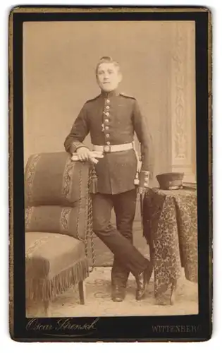 Fotografie Oscar Strensch, Wittenberg, Markt 14, Junger Soldat mit Bajonett und Portepee, Inf. Rgt. 20