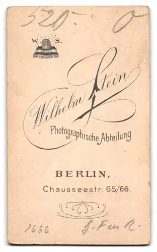 Fotografie Wilhelm Stein, Berlin, Chaussee-Strasse 65 /66, Soldat mit Schützenschnur, Garde Füs. Rgt.