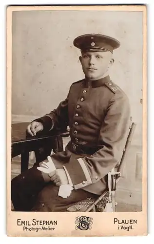 Fotografie Emil Stephan, Plauen i. V., Junger Soldat des Inf. Rgt. 134 mit Bajonett und Portepee