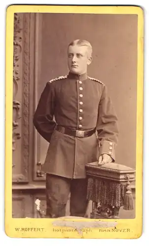 Fotografie W. Höffert, Hannover, Georgstr. 9, Soldat Einjährig Freiwilliger in Uniform Inf.-Rgt. 73