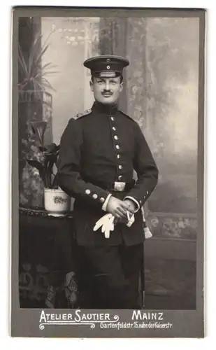 Fotografie Atelier Sautier, Mainz, Gartenfeldstr. 15, Soldat in Uniform Inf.-Rgt. 87