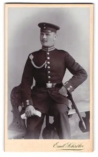 Fotografie Emil Schröder, Potsdam, Schlosstr. 1, Garde-Soldat in Uniform mit Schützenschnur & Bajonett