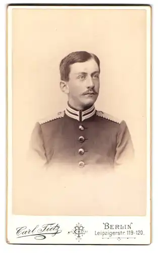 Fotografie Carl Tietz, Berlin, Leipzigerstr. 119-120, Garde-Soldat Einjährig Freiwilliger in Uniform