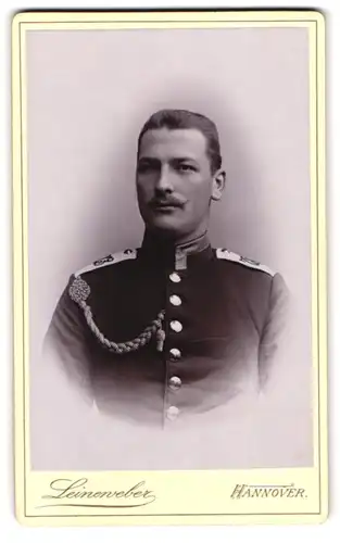 Fotografie Georg Leineweber, Hannover, Georgstr. 30, Uffz. in Uniform mit Schützenschnur Inf.-Rgt. 73