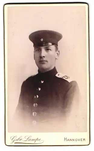 Fotografie Gebr. Lampe, Hannover, Humboldstr. 2, Soldat in Uniform Inf.-Rgt. 73