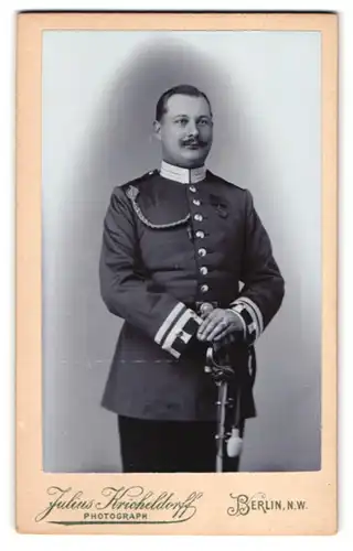 Fotografie Julius Kricheldorff, Berlin, Karlstr. 26, Garde-Soldat mit Orden & Schützenschnur, 2. Garde-Rgt. zu Fuss
