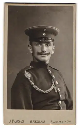 Fotografie J. Fuchs, Breslau, Reuschestr. 3-4, Soldat in Uniform mit Schützenschnur Inf.-Rgt. 11