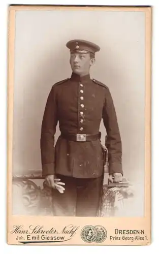 Fotografie Heinr. Schroeter, Dresden, Prinz-Georg-Allee 1, Soldat in Uniform Inf.-Rgt. 108