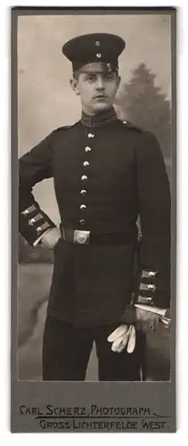 Fotografie Carl Scherz, Berlin-Lichterfelde, Steglitzerstr. 29, Garde-Soldat in Uniform