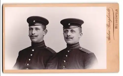 Fotografie Atelier Burghardt, Weissenfels, Soldaten in Uniform