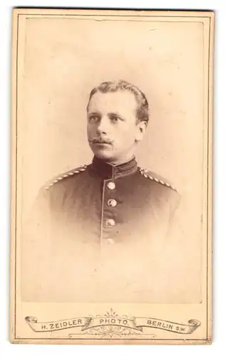 Fotografie H. Zeidler, Berlin, Jerusalemerstr. 58, Soldat Hans Metz Einjährig Freiwilliger in Uniform