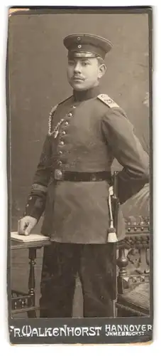 Fotografie Walkenhorst, Hannover, Ihmebrückstrasse, Soldat in Uniform mit Schützenschnur Inf.-Rgt. 73
