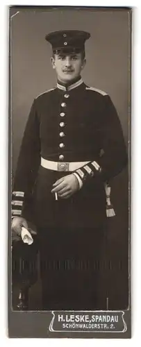 Fotografie H. Leske, Berlin-Spandau, Schönwalderstr. 2, Garde-Soldat in Uniform