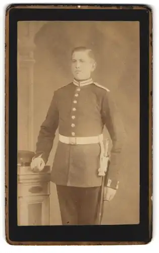 Fotografie P. Goetschke, Potsdam, Garde-Soldat in Uniform 1. Garde-Regiment zu Fuss