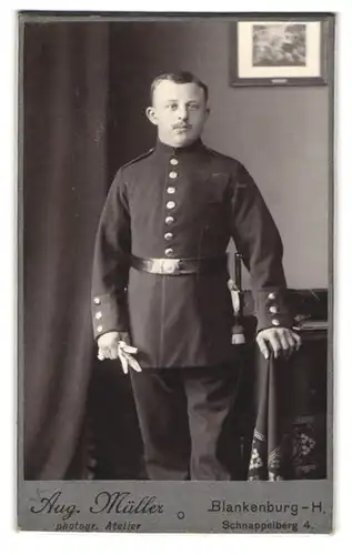 Fotografie Aug. Müller, Blankenburg a. H., Schnappelberg 4, Soldat in Uniform Inf.-Rgt. 165