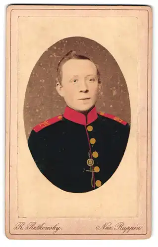Fotografie R. Ratkowsky, Neuruppin, Präsidentenstr. 58, Soldat in Uniform Inf.-Rgt. 24, koloriert