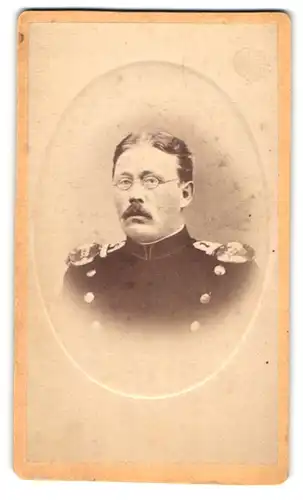 Fotografie Atelier Eberhart, Mergentheim, Mühlwehrthor, Offizier in Uniform mit Epauletten Inf.-Rgt. 122