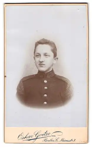 Fotografie Oskar Goetze, Berlin, Münzstr. 7, Musiker in Uniform mit Schwalbennest