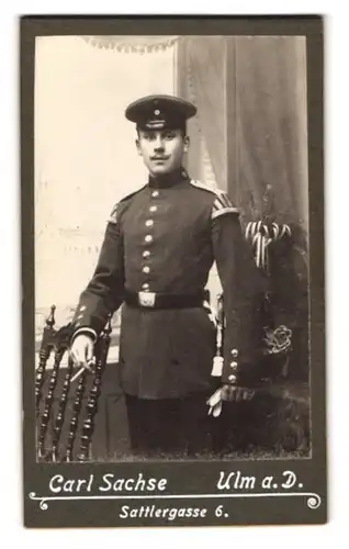 Fotografie Carl Sachse, Ulm a. D., Sattlergasse 6, Musiker in Uniform mit Schwalbennest Rgt. 13
