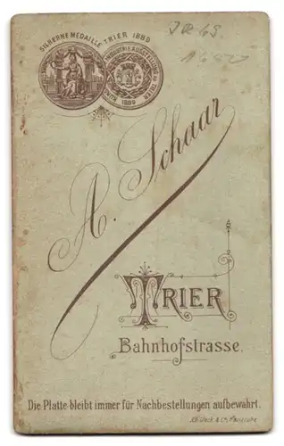 Fotografie A. Schaar, Trier, Bahnhofstr., Musiker in Uniform mit Schwalbennest und Zwicker, Rgt. 69