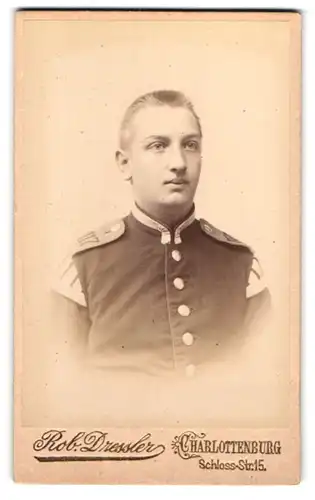 Fotografie Rob. Dressler, Berlin-Charlottenburg, Schlossstr. 15, Uffz. Musiker in Uniform mit Schwalbennest Rgt. 117