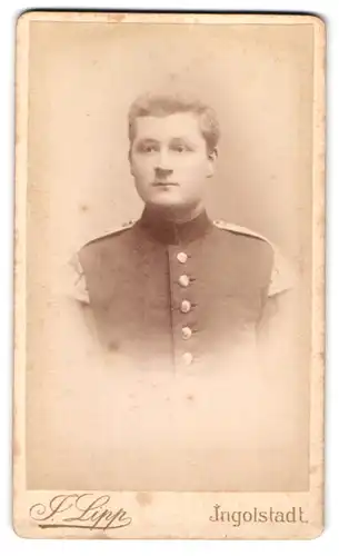 Fotografie Atelier Lipp, Ingolstadt, Harderstr. 101, Musiker in Uniform mit Schwalbennest 1. Fuss.-Art.-Rgt.