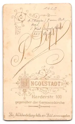 Fotografie Atelier Lipp, Ingolstadt, Harderstr. 101, Musiker in Uniform mit Schwalbennest 1. Fuss.-Art.-Rgt.