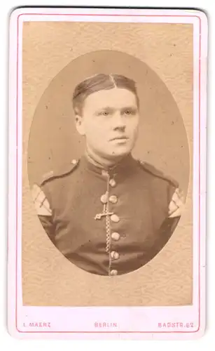 Fotografie L. Maerz, Berlin, Badstr. 62, Musiker in Uniform mit Schwalbennest