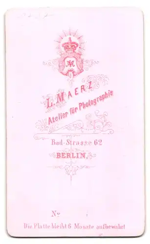 Fotografie L. Maerz, Berlin, Badstr. 62, Musiker in Uniform mit Schwalbennest